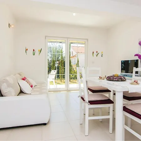 Two-bedroom In Appartement Pakoštane