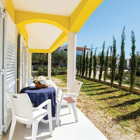 公寓 2 Bedroom Gorgeous In Pakoštane